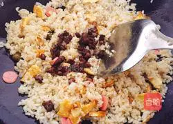 Illustration of how to make beef and egg fried rice 10