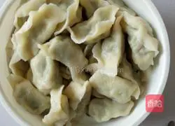 Illustration of how to make celery and pork dumplings 11