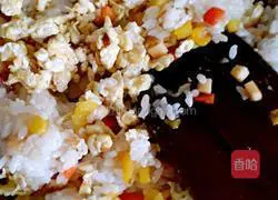 Illustration of how to make seafood egg fried rice 5