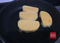 Illustration of how to make golden steamed bun slices 5