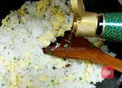 Illustration of how to make sausage and egg fried rice 8