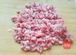 Illustration of how to make pork and mushroom dumpling stuffing 1