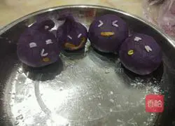 Illustration of how to make egg cake and purple potato stuffed rice with meat filling 19