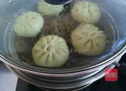 Illustration of how to make Lianghe noodles and donkey meat stuffed buns 23