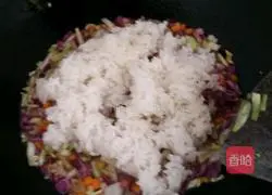 Illustration of how to make colorful vegetable fried rice 5