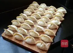 Illustration of how to make three fresh stuffed dumplings 9