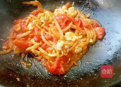 Illustration of how to make fried noodles with tomatoes and onions 11
