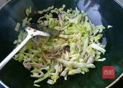 Illustration of how to make fried cabbage pancakes 8