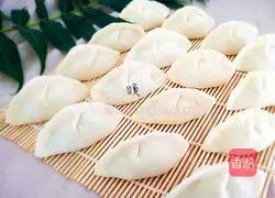 Illustration of how to make dumplings stuffed with pork and chives 15