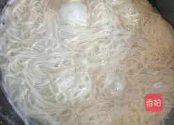 Fried noodles with sour beans and green beans Practice illustration 3