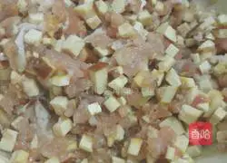 Illustration of how to make dumplings stuffed with dried pork stuffing 5