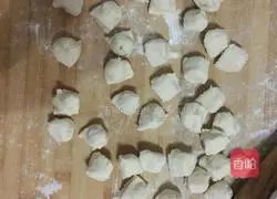 Illustration of how to make potato and pork dumplings 10