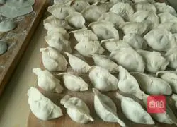 Illustration of how to make mutton and pickled cabbage dumplings 5