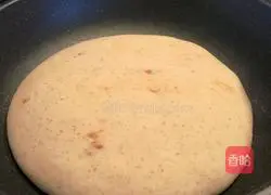 Illustration of how to make peach kernel flour oatmeal dough cake 6