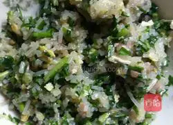 Illustration of how to make leek and vermicelli dumplings 3