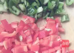 Illustration of how to make colorful shredded pork and egg fried rice 2