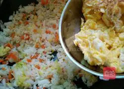 Illustration of how to make carrot, cabbage and egg fried rice 8