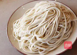 Illustration of how to make noodles with shiitake mushrooms and diced tomatoes 6