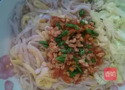 Illustration of how to make lean meat, shrimp, tomato and noodle sauce 11