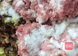 Chives, yellow mushrooms, and pork dumplings (with detailed steps for making dumplings) Illustration of how to do it 7