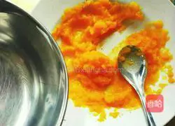 Illustration of how to make pumpkin pudding with small steamed buns 4