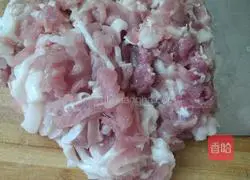 Illustration of how to make carrot, mushroom, and pork dumplings 3