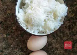 Illustration of how to make egg fried rice 1
