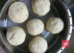 Illustration of how to make rotten meat and cowpea buns 8