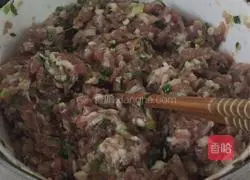 Illustration of how to make pork and green onion buns 5