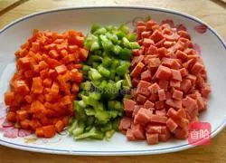 Illustration of how to make barbecue sauce fried rice 1