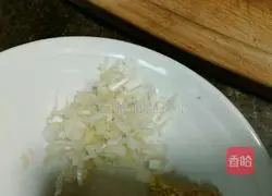 Illustration of how to make beef and chive dumpling stuffing 3