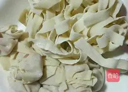 Illustration of how to make loofah wonton noodles 1