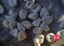 Illustration of how to make dumplings stuffed with chives and pork 2