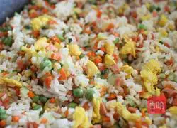 Illustration of how to make pineapple fried rice 8