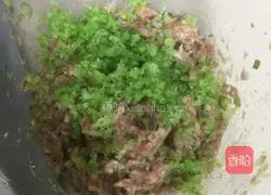 Illustration of how to make celery and carrot meat dumplings 8