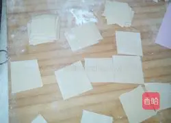 Illustration of how to make fresh meat Yuanbao wontons 8