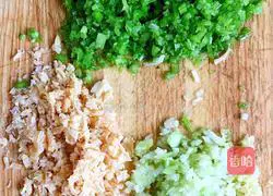 Shrimp and Parsley Illustration of how to make wontons 10