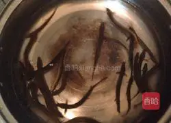 Illustration of making loach noodles 1