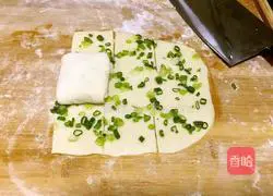 Illustration of how to make scallion oil layer cake 13