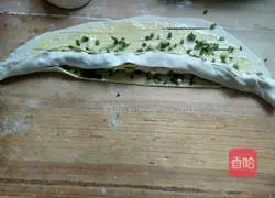 Illustration of how to make green onion layer cake 9