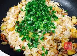 Illustration of how to make green onion, minced meat and potato fried rice 6