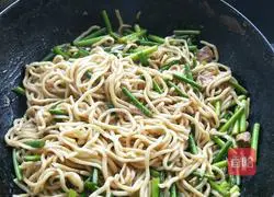 Fried noodles with garlic sprouts (home-style version) illustration 7