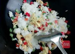 Illustration of how to make double pepper and egg fried rice 5