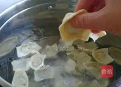Illustration of how to make spicy and sour wontons 7