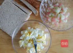 Watermelon Crust Egg Sandwich Recipe Illustration 2