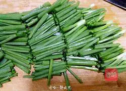 Illustration of our recipe for scallion noodles 3