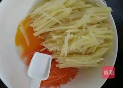 How to make shredded potato egg pancakes Illustration 2