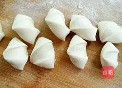 Illustration of making dumplings stuffed with lotus vegetables and meat 12