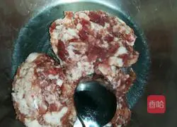 Illustration of how to make enoki mushroom and pork wontons 1