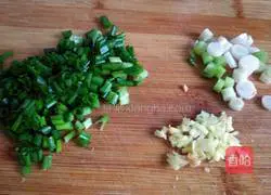 Illustration of how to make fried rice with mustard greens and bacon 8